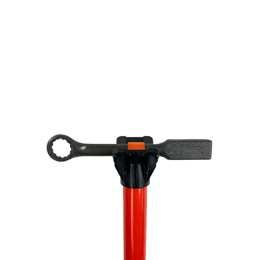 Rød stang med orange strop og vandret skruenøgle i toppen.