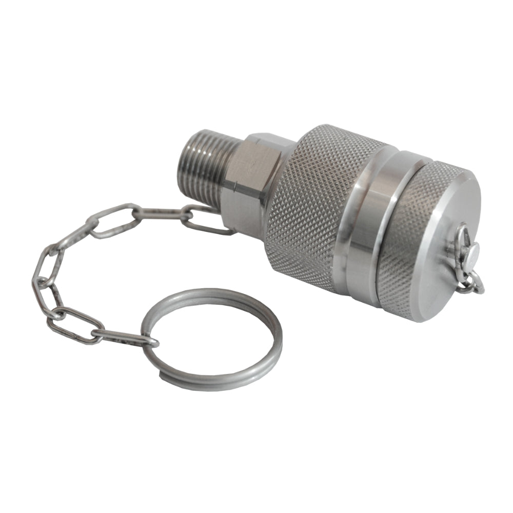 Metalforbindelse med gevind og støvhætte fastgjort med kæde til en cirkulær ring.