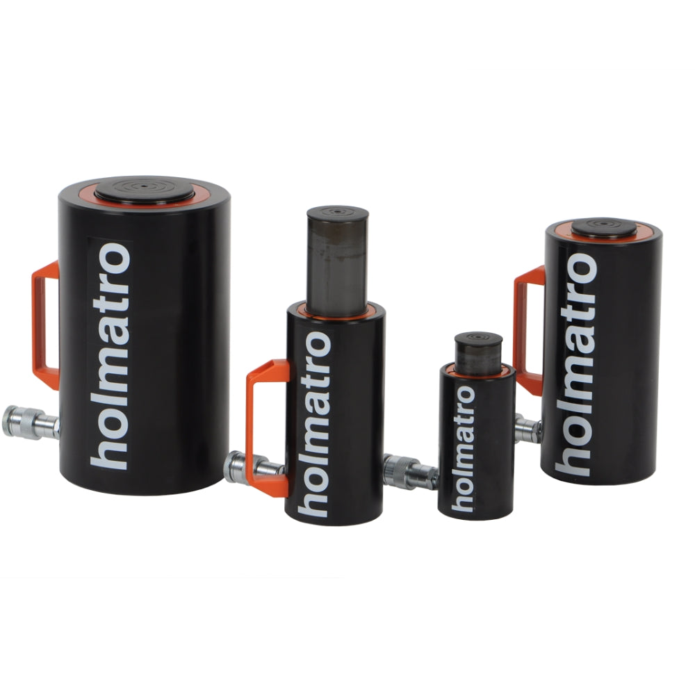 Fire sorte, cylindriske donkrafte med "holmatro" branding, orange håndtag og metalforbindelser.