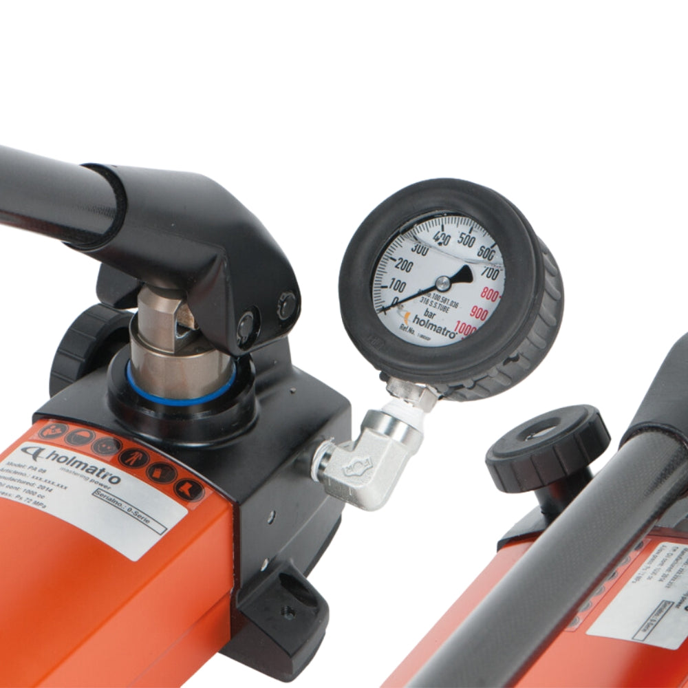 Orange Holmatro håndpumpe med trykmåler og drejeknap. "Holmatro" logo tydeligt på siden.