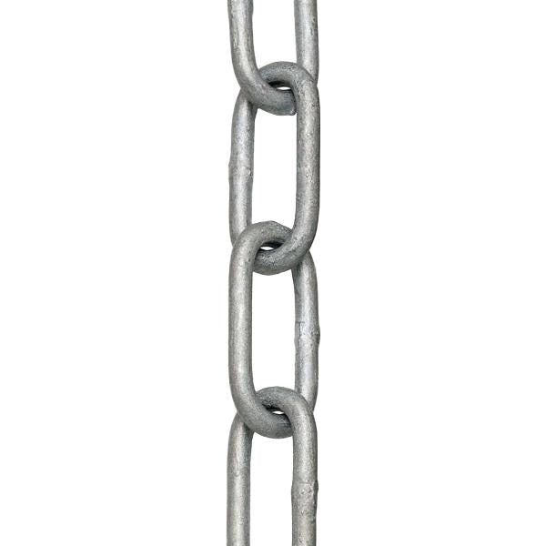 Langledet kæde med ovale, galvaniserede led i metallisk farve og glat finish.