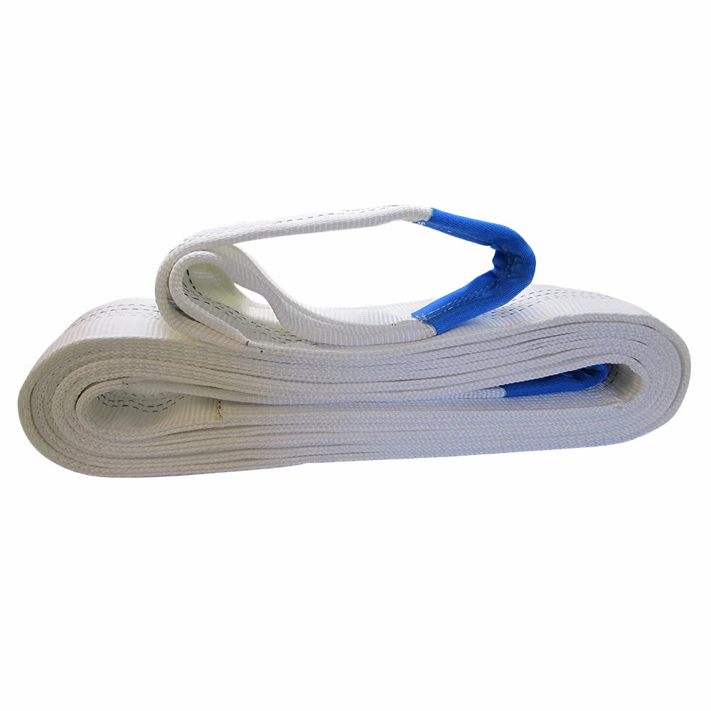 Hvid bådstrop med blå forstærkede øjer, synlig kraftig syning, rullet sammen.