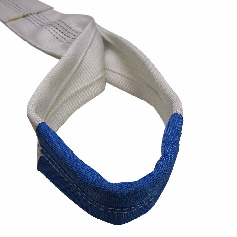 Hvid bådstrop med blå forstærkede øjer og kraftige syninger langs stroppen.