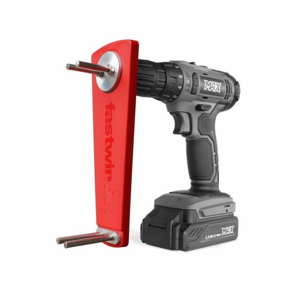 Dynello Fastwinder med rød del og metalstænger monteret på en boremaskine.