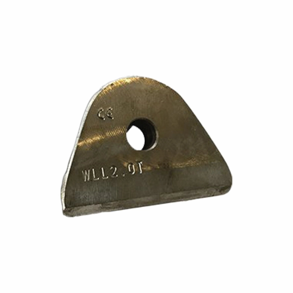 Trekantet metal pad eye med hul og indgraveret tekst "WLL 2.0T" på glat overflade.