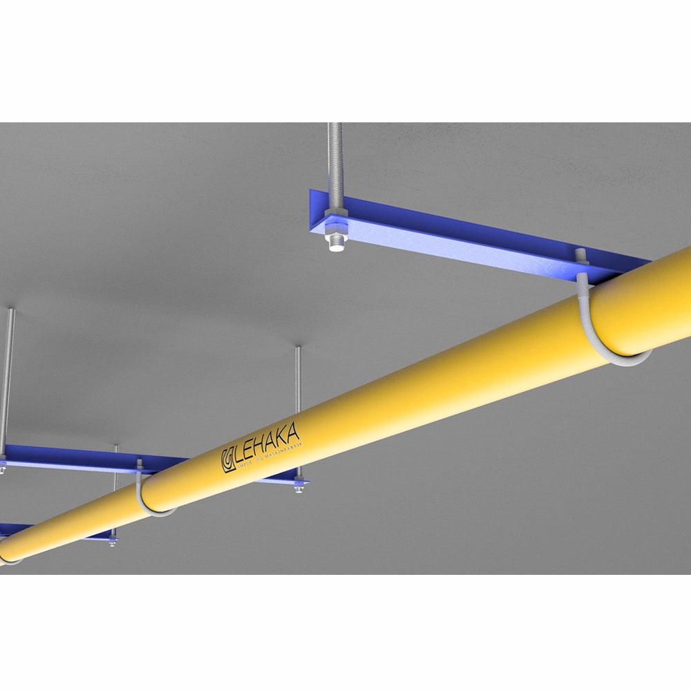 Gul rør hængt op med U-bøjler og blå beslag fra loftet.