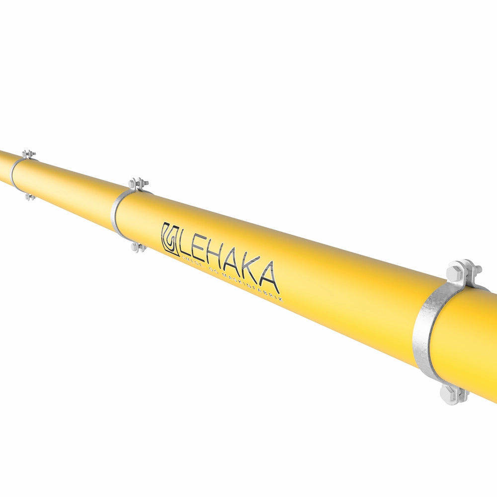 Gul rør med LEHAKA-logo, fastgjort med metalbøjler, der har flade forlængelser med huller.