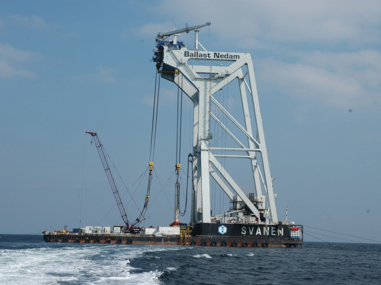 test af 100 meter hoj selvsejlende kran 1