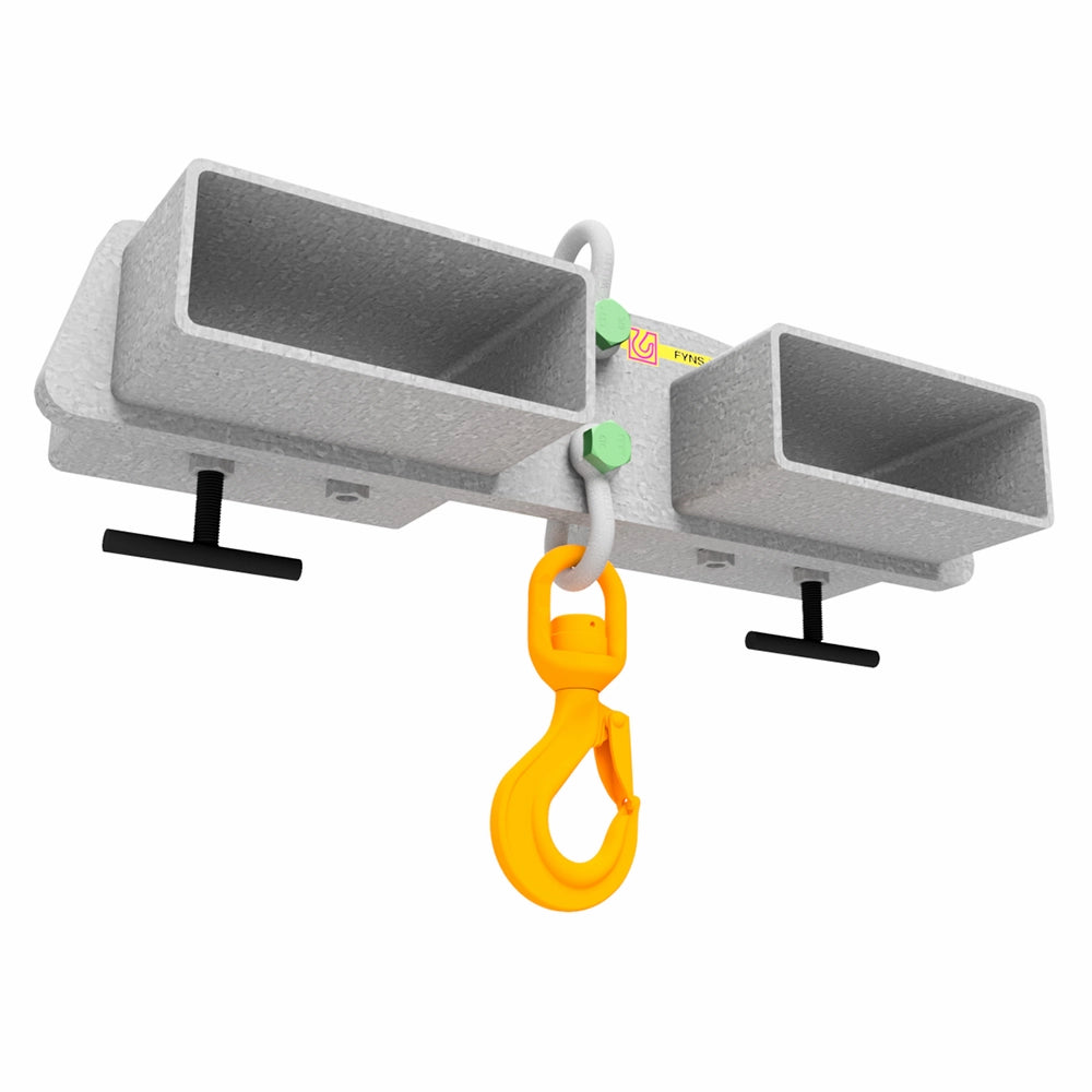 Løfteanordning med to åbninger, gul krog, grønne bolte, "WLL 3.000 kg", "FYNS KRAN UDSTYR A/S".