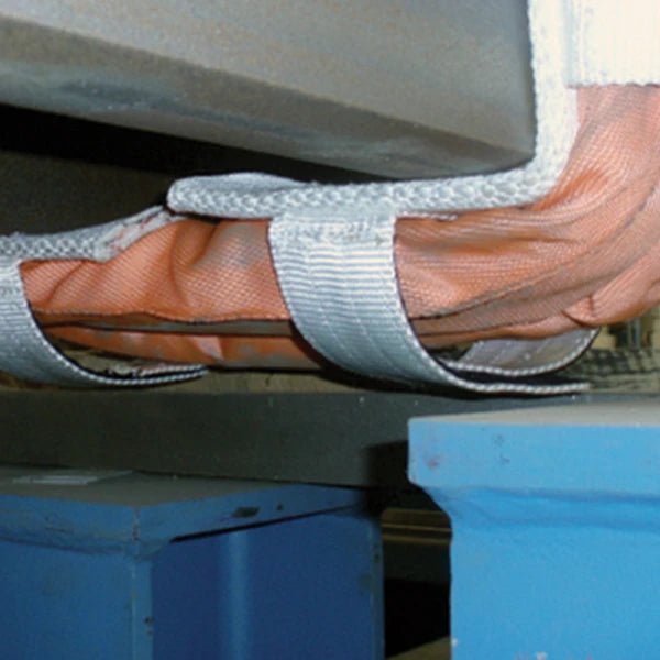 Orange stof med hvidt bånd som kantbeskytter under metalbjælke.