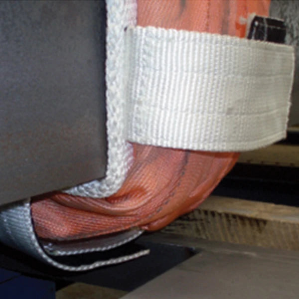 Hvidt bånd om orange stof på kantbeskytter, viser lagdelt konstruktion for styrke.