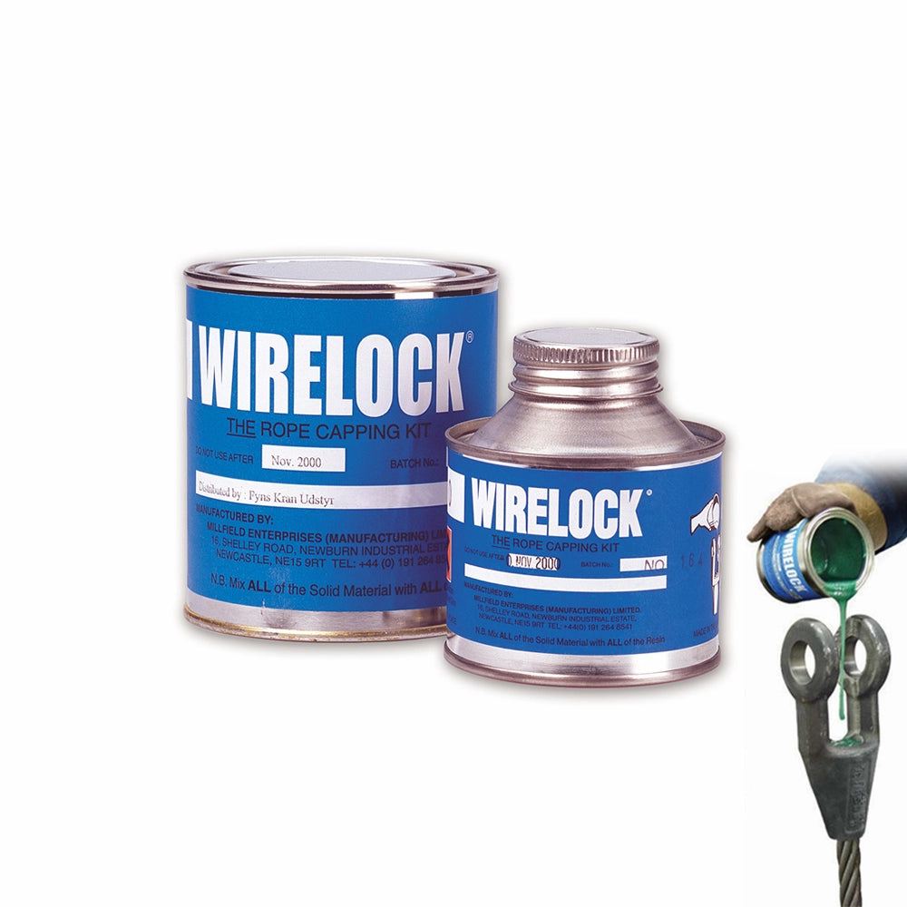 To blå Wirelock-dåser og en hånd, der hælder grøn væske på en metaløje.