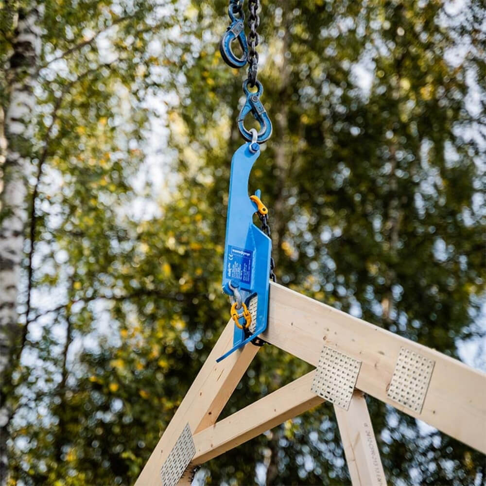 ALUEX Lifter 1.0 T, blå med sort kæde, hænger fra en træstruktur i en skov.