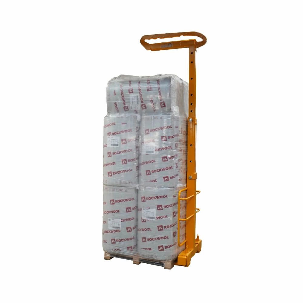 Gul teleskopisk pallegaffel løfter pakket palle med "Rockwool" pakker.