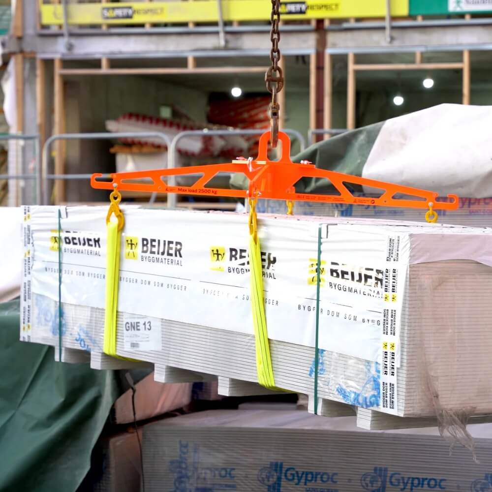 Lyseorange løfteåg løfter Beijer byggematerialer; maksimal belastning 2500 kg.