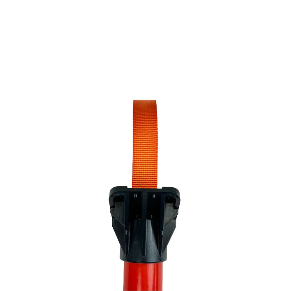 Rød stang med orange strop i toppen og sort beslag.