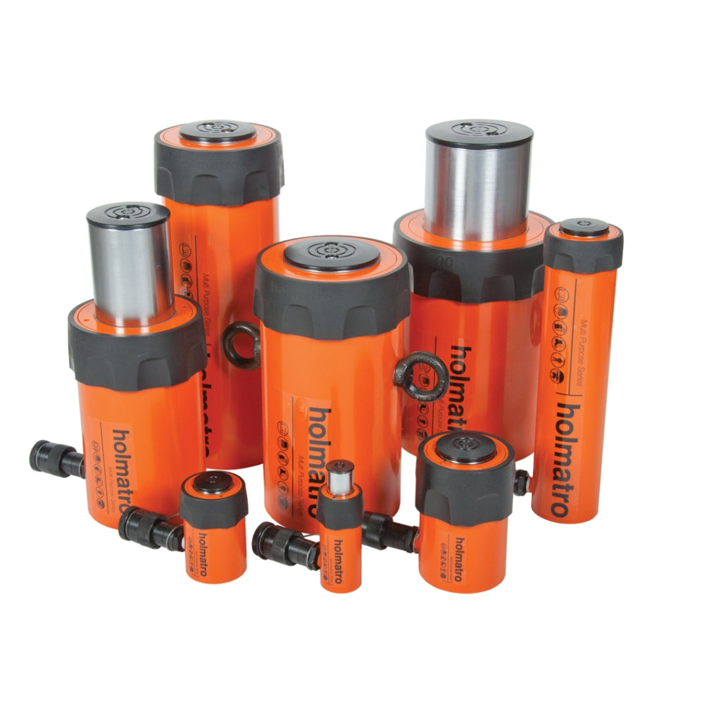 Flere orange Holmatro cylindre i forskellige størrelser med sorte toppe og mærke synligt.