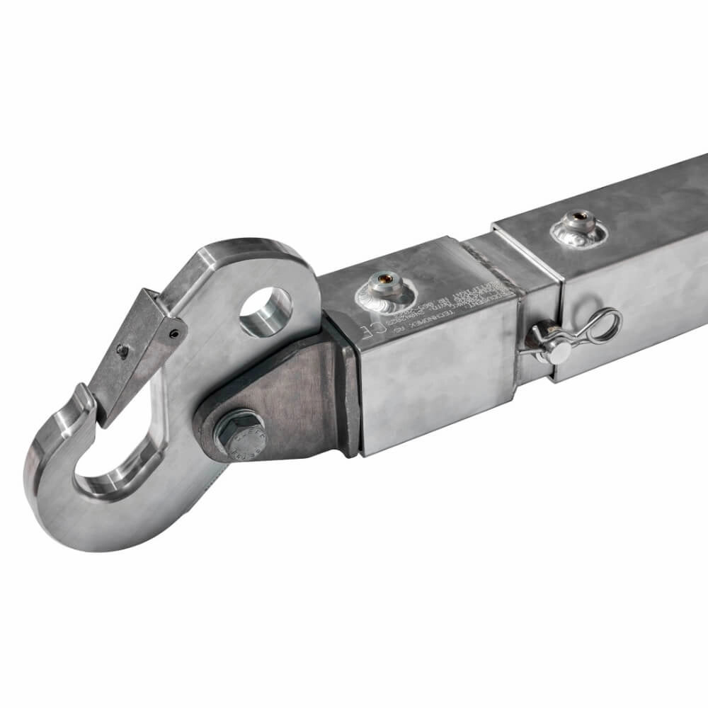 Nærbillede af metalspredestang med justerbare huller og en krog i enden.