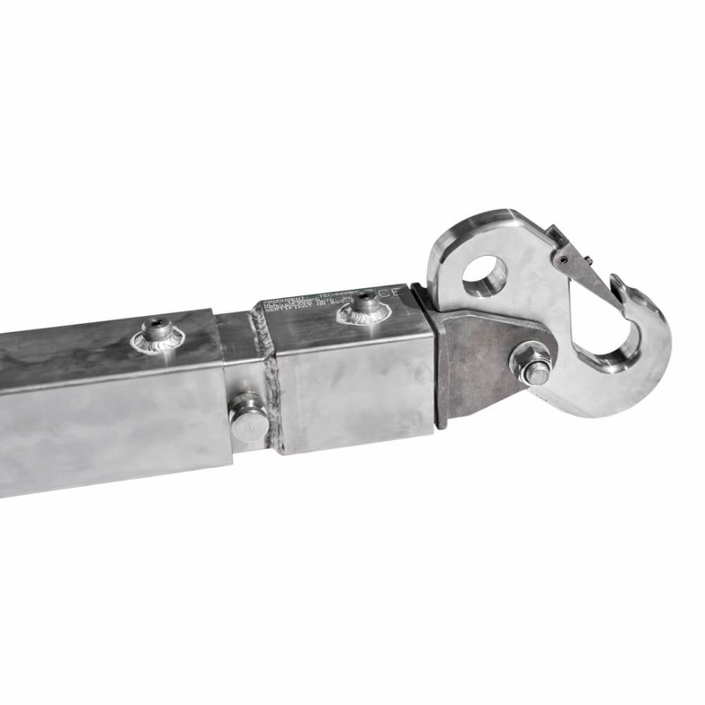 Justerbar metalspræder med krog i enden, rektangulær form og synlige huller til indstilling.