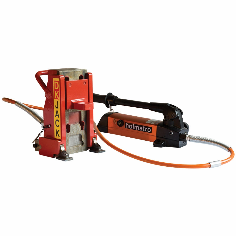 Rød donkraft med sølvkomponenter og teksten "DK JACK" på siden. Orange slange tilkoblet.