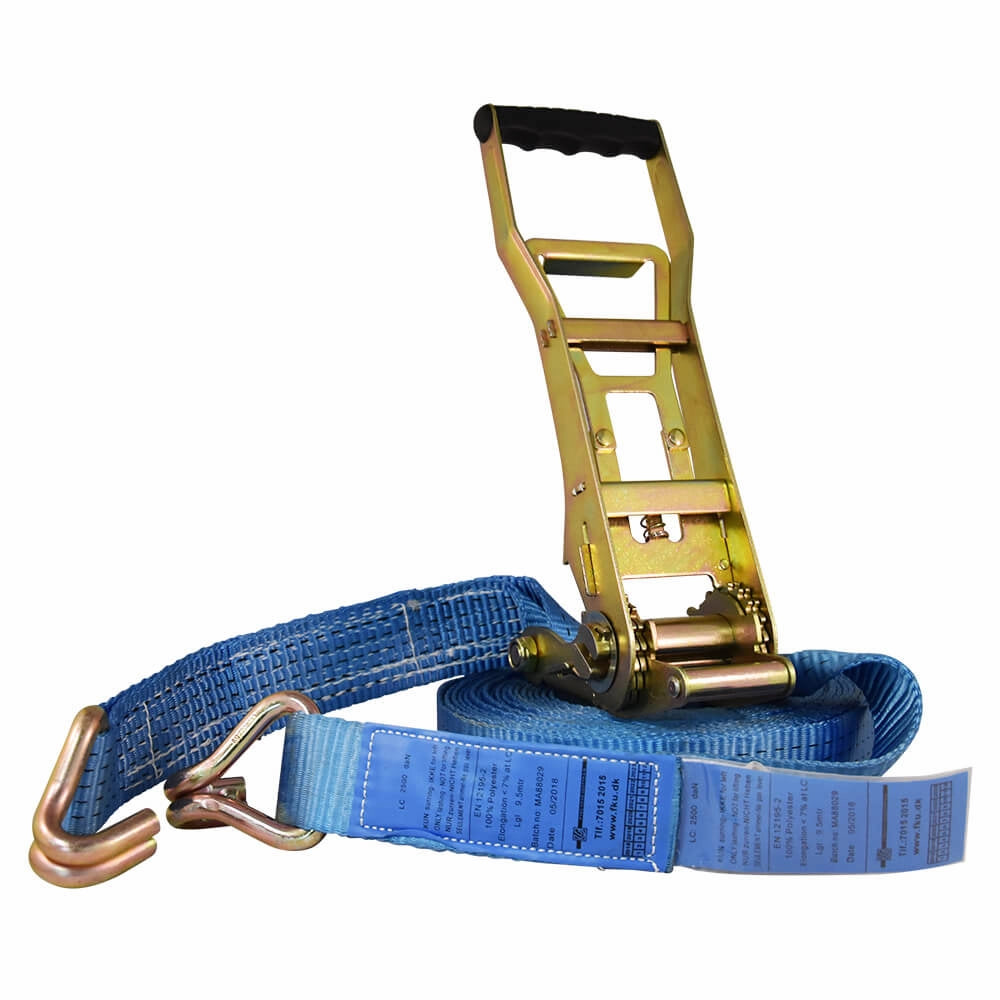 Blå surringsrem med metalratchet og krog, samt mærkat med produktinformation.