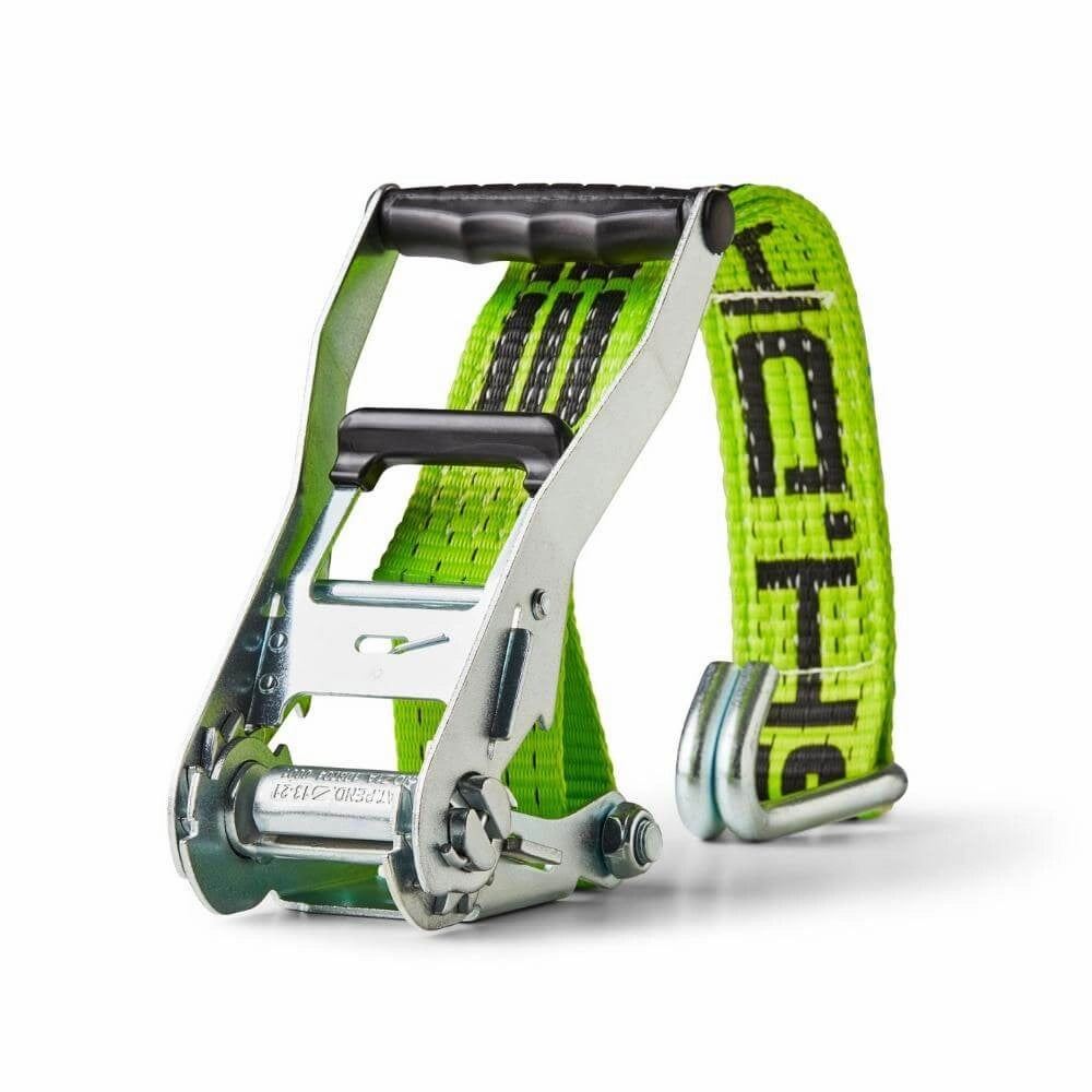 Grønt surringsbånd med sorte markeringer, metalspænde, kroge i ender og blå etiket.