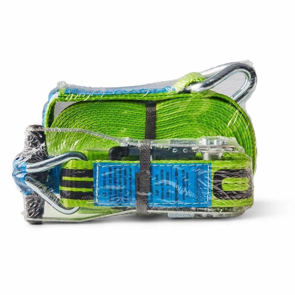 Grønt surringsbånd med sorte markeringer, metalspænde, blå etiket og kroge, pakket i plast.