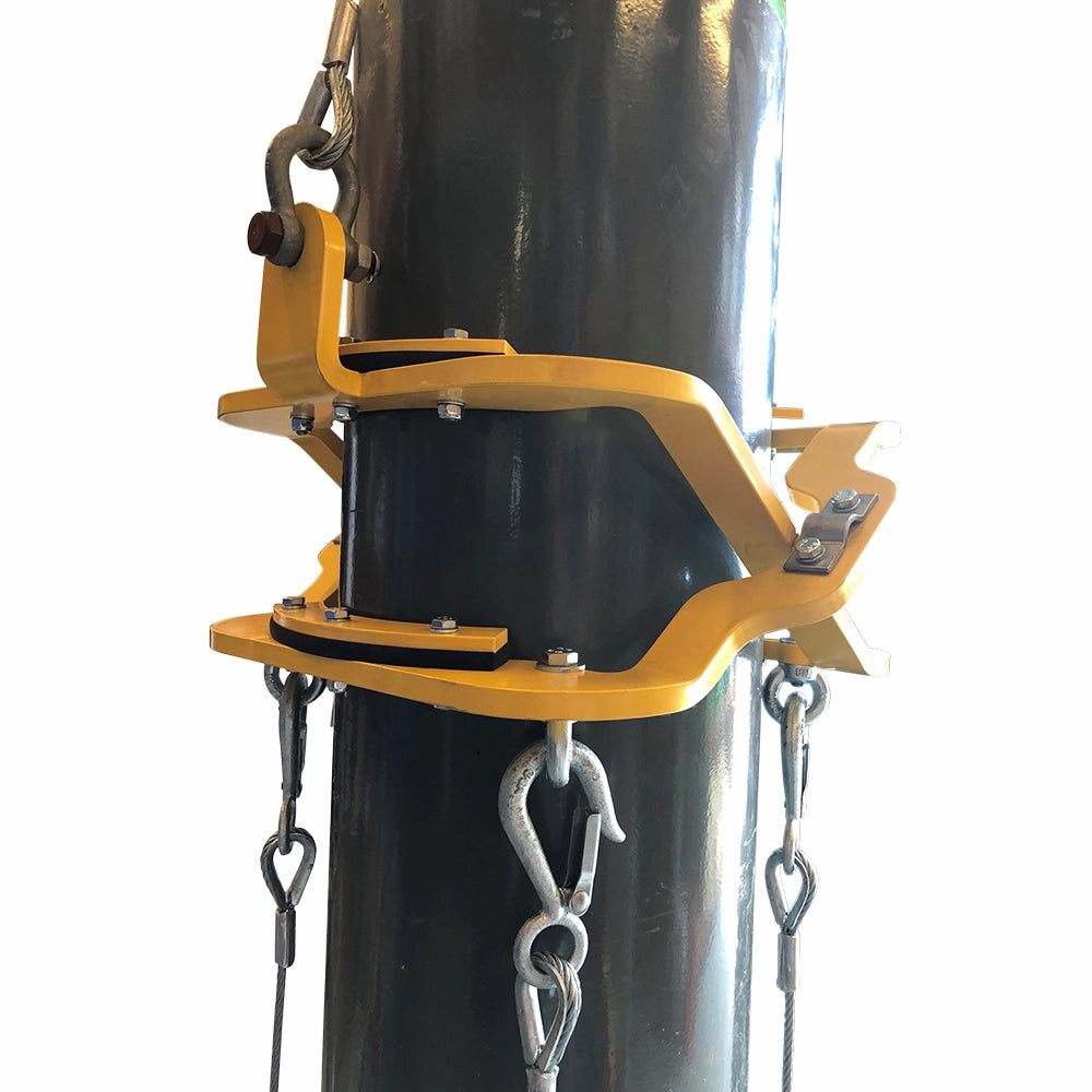 Guldfarvet gasflaskeåg med kabler og kroge til løft. Bolte og skruer sikrer klemmedele.