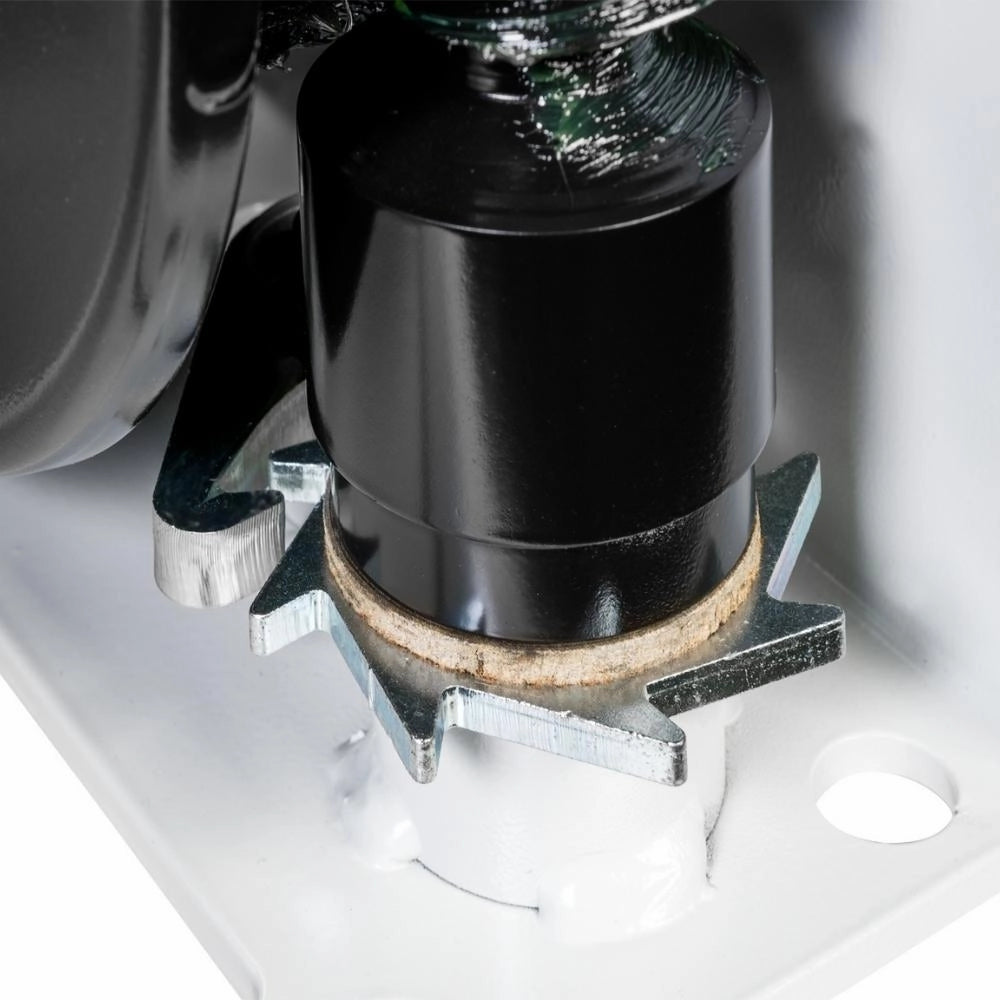 Nærbillede af sort cylindrisk del og metalgear på hvid base, del af Gebuwin Håndspil Type WW.