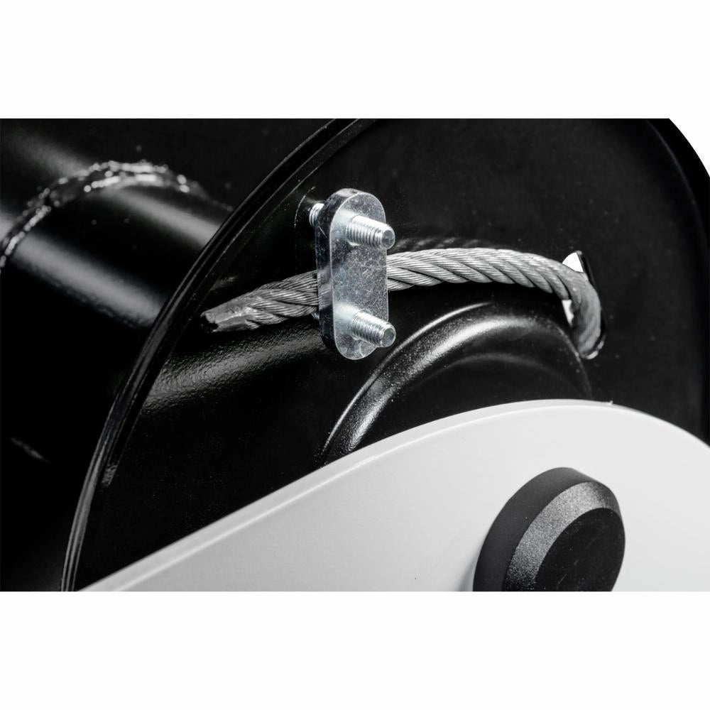 Nærbillede af sort tromle med stålkabel og metalplade på Gebuwin Håndspil Type WW - 1000 kg.