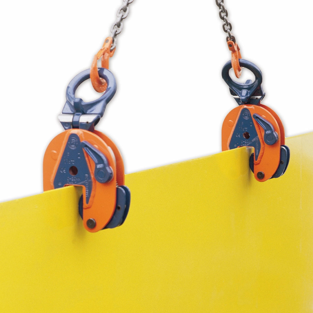 Orange og blå løfteklo klemmer om en gul metalplade. Kæder er fastgjort til kloen.