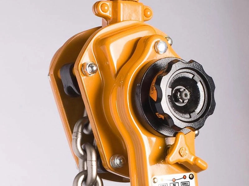 Orange KITO Skraldetalje LB5 med kæde, gearmekanisme og robust krog øverst.