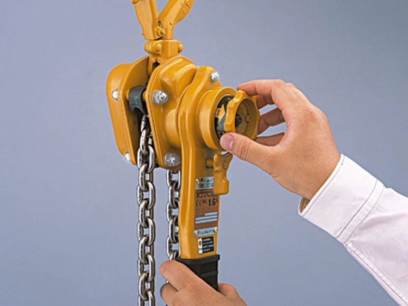 KITO Skraldetalje LB5, orange med gear, hånd justerer del. Robust kæde og krog ses.