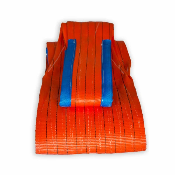 Orange løftebånd med blå kanter og syninger, foldet i flere lag.