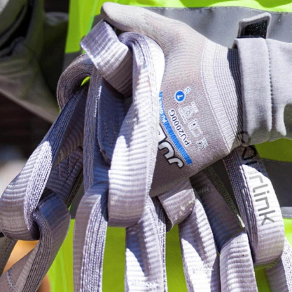 Grå Murlink kæde holdt af handske, med logo og blå kapacitetsmærkat synlig.