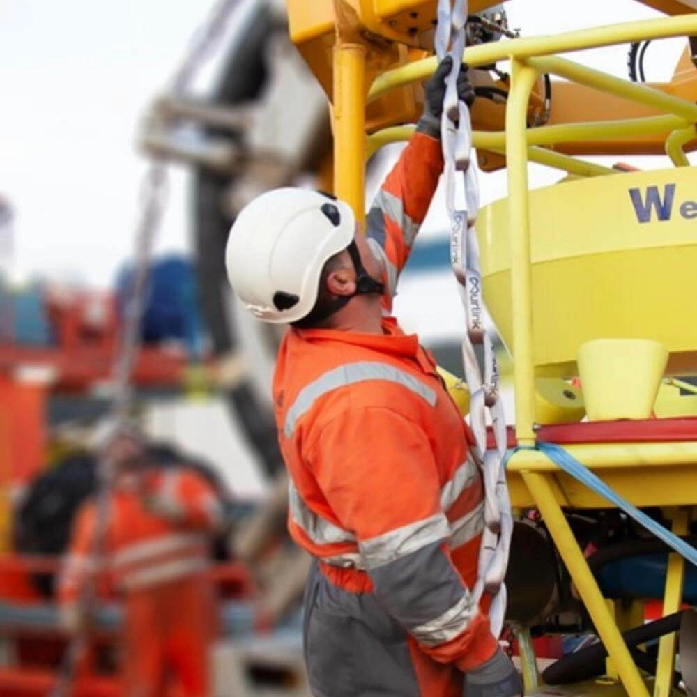 Arbejder i orange dragt og hjelm holder Murlink kæde ved gul maskine, Murlink logo synligt.