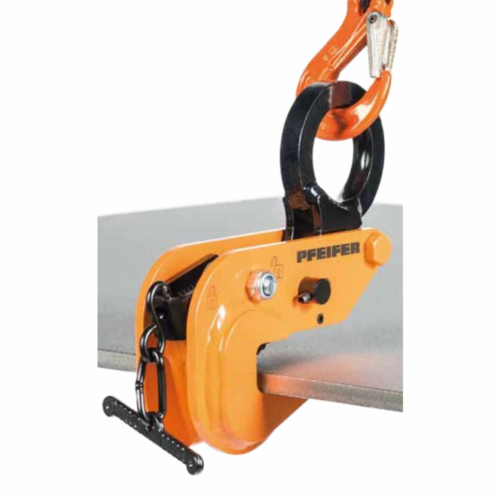 Orange løfteklo med sort krog og kæde. "PFEIFER" synligt på siden, fastgjort til en plade.
