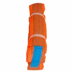Orange løfteslynge med sorte syninger og en blå mærkat.