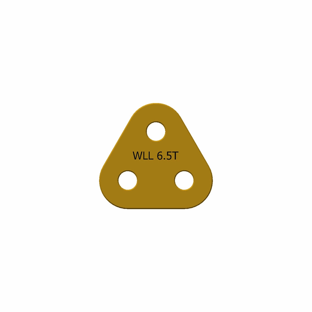 Trekantet metalplade, brunmalet, med tre huller og teksten "WLL 6.5T", kapacitet 6,5 tons.