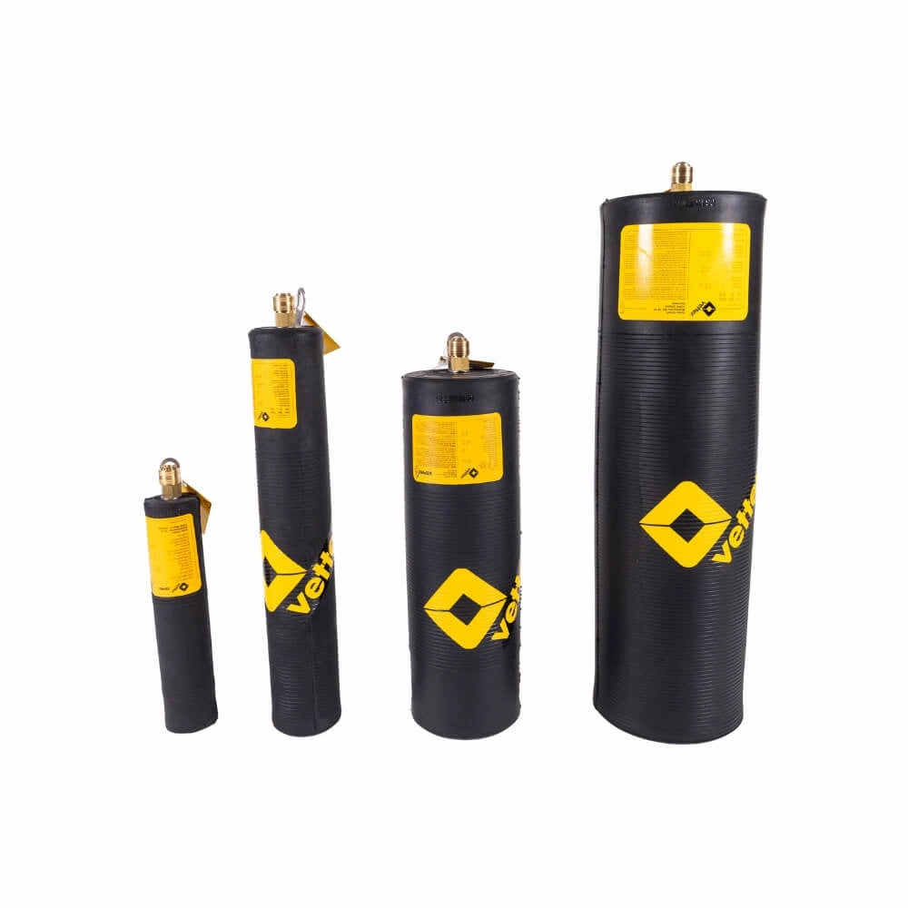 Fire sorte VETTER rørballoner med gule detaljer, cylindriske med ventil på toppen.