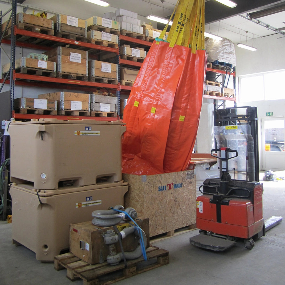 Orange SafetMade Waterbag "2T" i lager med paller og udstyr, klar til maritim brug.